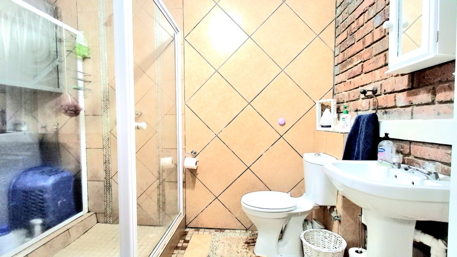 7 Bedroom Property for Sale in Heather Park Western Cape